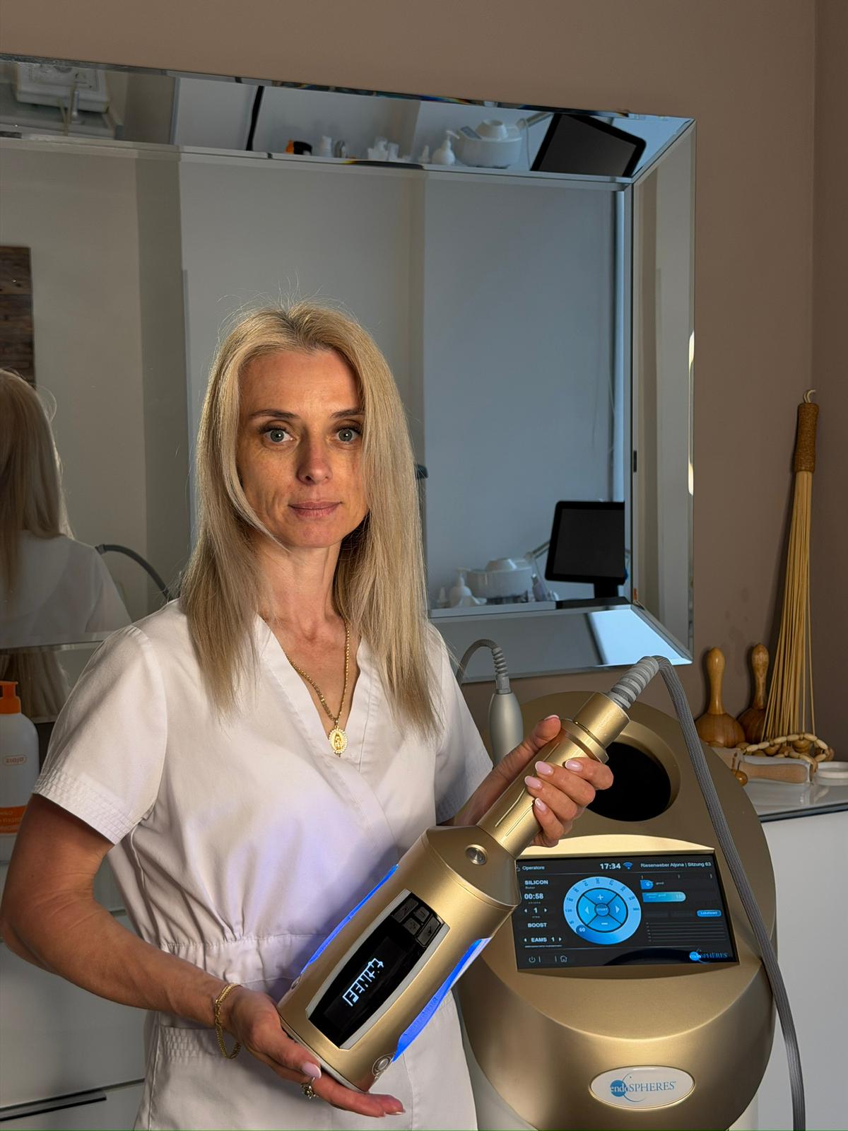 Spezialistin mit dem Endospheres-Gerät bei Face Sculpt Beauty Berlin